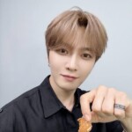 ジェジュン、クッキーを手に親しみやすいムード