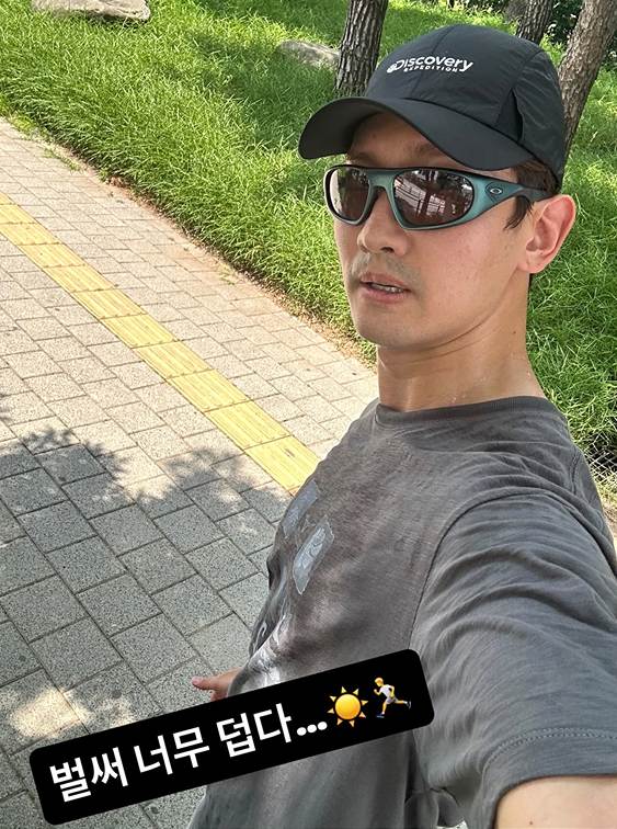 「東方神起」チャンミン、「もうすっかり暑い」近況ショット公開…首筋に汗をにじませランニング