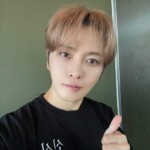 ジェジュン、サムズアップのポーズと爽やかなビジュアル…「神社　悪魔のささやき」舞台あいさつのビハインドカット