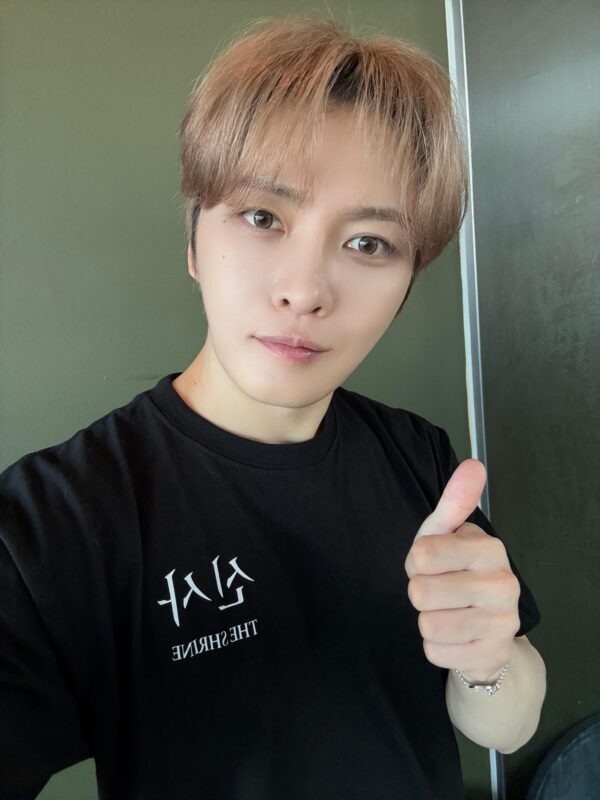 ジェジュン、サムズアップのポーズと爽やかなビジュアル…「神社　悪魔のささやき」舞台あいさつのビハインドカット