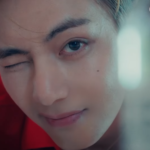 「BTS」V、セクシーなウィンクといたずらな眼差しにノックアウト…まるで短編映画みたい（動画あり）
