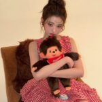<トレンドブログ>「IVE」チャン・ウォニョン、モンチッチを抱いて人形のような美貌