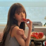 “いちご論争”「IVE」チャン・ウォニョン、今回は違った…“片手でいちごを持って”人形ビジュアル