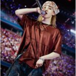 「BTS」Jimin、ミュンヘンを熱狂させた”コンサートの神”…ファンへのジャンパープレゼントも話題