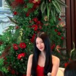 スジ（MissA出身）、ディズニーのプリンセスも泣いてしまうほどの美貌…黒髪に赤いドレスが魅惑的