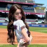 「IVE」チャン・ウォニョン、“ホットギャル”モード装着後…NYで初めての始球式に登場