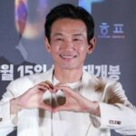 “結婚指輪をはめて正面突破”…俳優ファン・ジョンミン、私生活疑惑が暴露される中…映画の舞台あいさつに参加