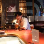 「2PM」テギョン、休息を楽しむ穏やかな眼差し…「おいしいビールを思う存分飲んだロンドン出張」