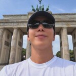 「CNBLUE」ジョン・ヨンファ、白いTシャツにサングラスでリラックス…「ベルリンの食いしん坊」