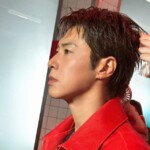 「東方神起」ユンホ、レッドのレザースーツで強烈な存在感（動画あり）