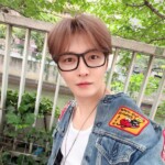 ジェジュン、デニムルックに黒ぶちメガネで爽やかさ爆発