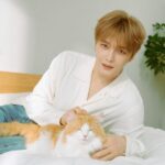 ジェジュン、猫と一緒に微笑ましい雰囲気