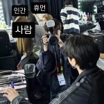 「BTS」Jin、メイク中のメンバーを激写…Vが「いいね」