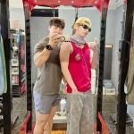「BTS」V、帰国するなりトレーニング…ホットピンクで魅力的な姿