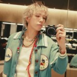 「FTISLAND」ホンギ、セミも見とれる（？）華やかなビジュアル