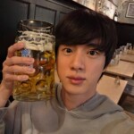 <トレンドブログ>「BTS」Jin、ビールを片手に魅力的な眼差し…「でっかいビール」