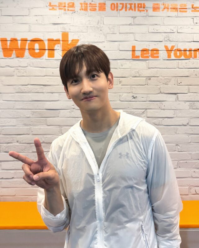「東方神起」チャンミン、少年のようにさわやかなVサイン…「SM第2世代と第5世代が激突」（動画あり）