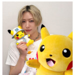 「&TEAM」フウマ、大小のピカチュウと一緒で嬉しそう…「ピカチュウとおでかけ」