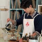 パク・ボゴム、エプロン姿でさわやかな笑顔！…カフェ店長のようなショット公開