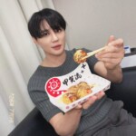 ジュンス、たこ焼きを持ってあいさつ…「今日も幸せな時間をありがとう」