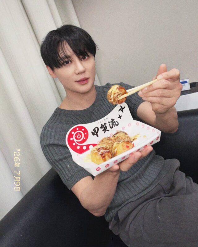 ジュンス、たこ焼きを持ってあいさつ…「今日も幸せな時間をありがとう」