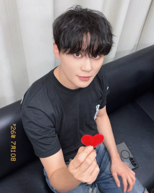 ジュンス、大阪公演2日目終了に赤いハートであいさつ…「忘れられない時間をありがとう。また必ず会おうね！」