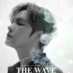 ジェジュン、神秘的な光と煙に包まれた「THE WAVE」公演メインポスター公開…「モノクロでもすてき」