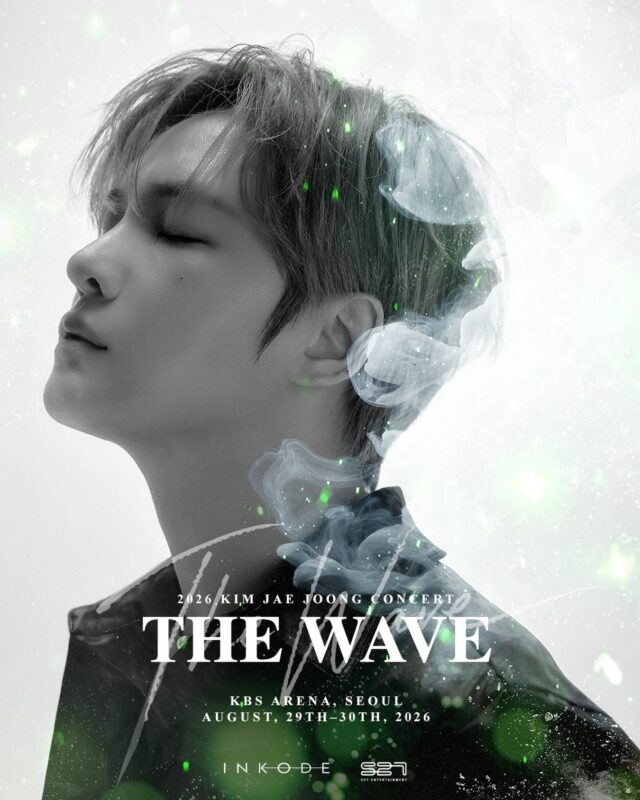 ジェジュン、神秘的な光と煙に包まれた「THE WAVE」公演メインポスター公開…「モノクロでもすてき」
