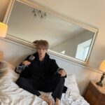 ジェジュン、ベッドの上で魅せる大人の色気…「思いきりオシャレをしてみました」