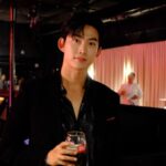 「2PM」テギョン、黒スーツ姿で大人の雰囲気…新しいアプリに苦戦！？「なんか失敗したっぽい」