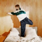 「BTS」V、あふれる魅力…ベッドの上でポーズ