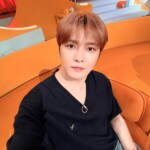 ジェジュン、オレンジ色のセットであたたかい雰囲気…穏やかな表情に視線集中