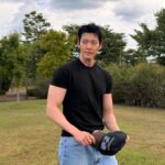 俳優キム・ウビン、Tシャツにデニムパンツだけで見せた圧倒的なフィジカル