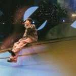 <トレンドブログ>「BTS」Jin、輝くペンライトに包まれた幻想的なビジュアル…星の王子さまのよう