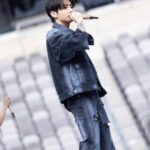 「BTS」Jung Kook、カルバン・クラインのカスタムルックで「ARIRANG」公演に登場（動画あり）