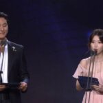 【青龍シリーズアワード】「耳管開放症の症状の悪化」IU、チュ・ジフンと授賞者として登場…明るい笑顔