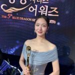 女優キム・ゴウン、青龍シリーズアワーズの大賞トロフィーを手に女神のようなオーラ