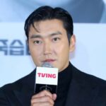 “政治色論争”チェ・シウォン（SUPER JUNIOR）、論争に口を開く