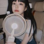 女優イ・ユビ、ハンディファンより小さい顔…人形のような美貌