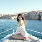 「BLACKPINK」の10周年記念イベント終了後、すぐに出国したLISA、アメリカでヨットに乗ってリラックス中