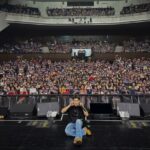 「東方神起」ユンホ、シンガポール公演を終えファンと記念撮影…初ソロツアーの熱気伝える