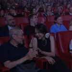 「最優秀主演女優賞」キム・ミニ、ホン・サンス監督と見つめ合い＆スキンシップで歓喜…愛息に言及し涙ぐむ
