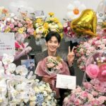 “活動再開”キム・スヒョン、ファンからのプレゼントに埋もれ“ニコリ”…故キム・セロンさんとの過去関係を巡って経たブランクにも変わらぬ人気