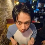“半分おでこだね”…「BTS」Jin、しまりがないMZショットにも…映えるビジュアル