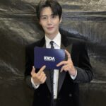 「イケメンな顔立ちなのにどうして？」キム・ソンホ、授賞式の写真一枚で大騒ぎの事務所発信のSNS