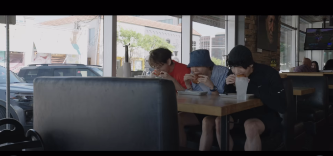 「BTS」Jung Kook、j-hopeとVとの楽しいひと時…ハンバーガーショップにトレーニングジム（動画あり）