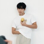 「BTS」V、白Tシャツで清純派イケメンの魅力アピール…フレームの外へと続くシーン