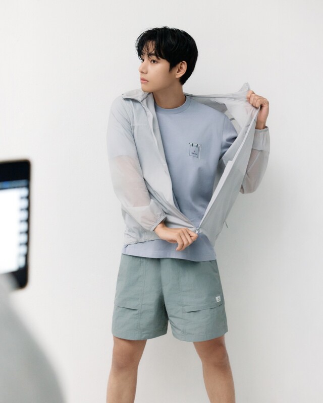 「BTS」V、暑さも和らぐ爽やかなビジュアル