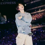 「BTS」Jin、熱烈なファンの反応に感動の笑顔…ワールドツアー「ARIRANG」ステージ写真公開