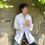「BTS」Jin、脚を大きく開いて撮影？完ぺきなビジュアルの裏に隠された努力